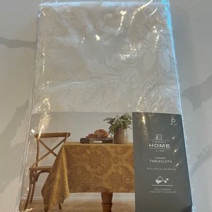 70 inch round damask tablecloth. NWT!